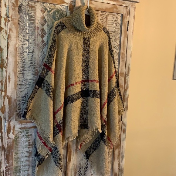 WD.NY Fringe Poncho - Picture 2 of 12